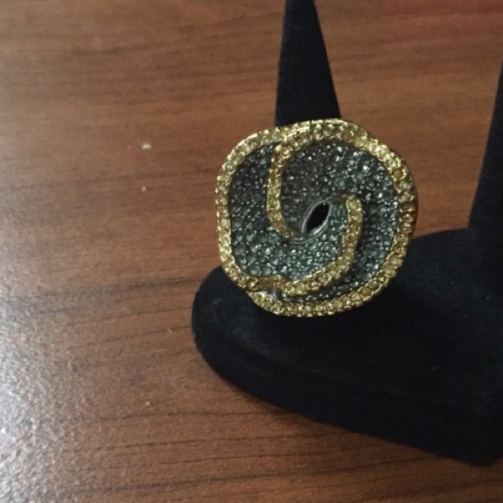 Ladies silver ring